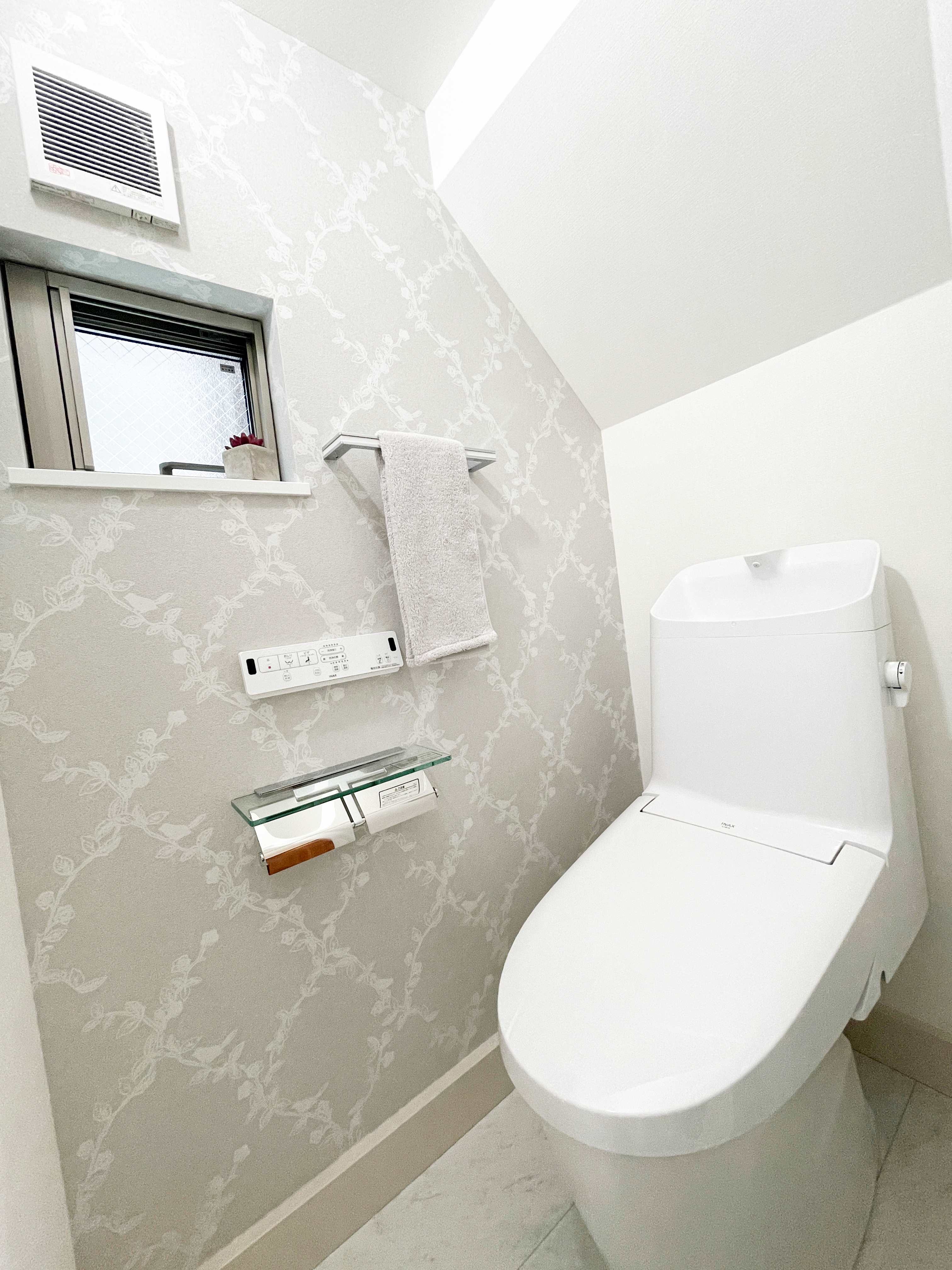 トイレ仕様(INAXベーシア)パワーストリーム洗浄式トイレ　フチレス形状　フルオート便器洗浄　