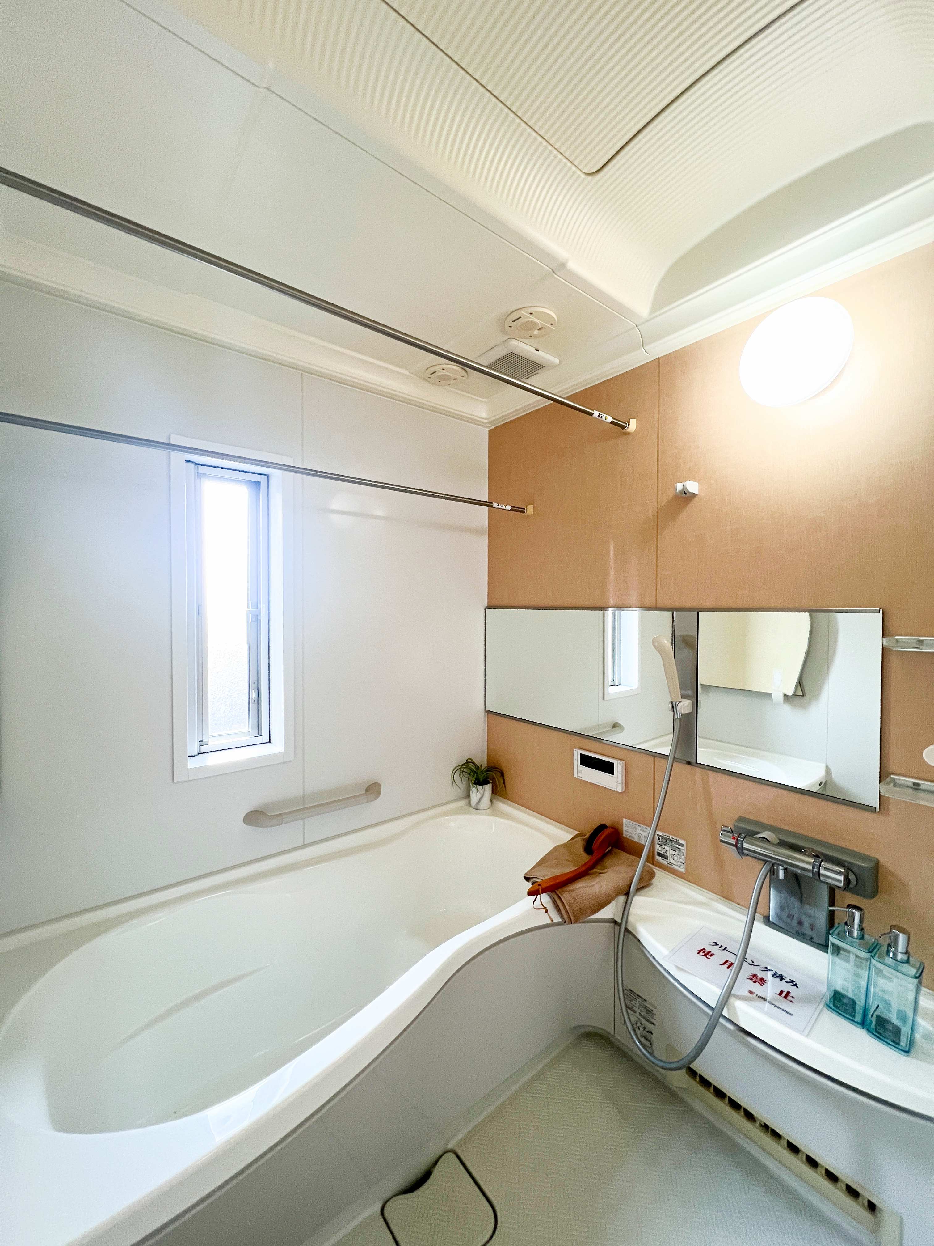 浴室暖房換気乾燥機付き　窓付きの明るい浴室