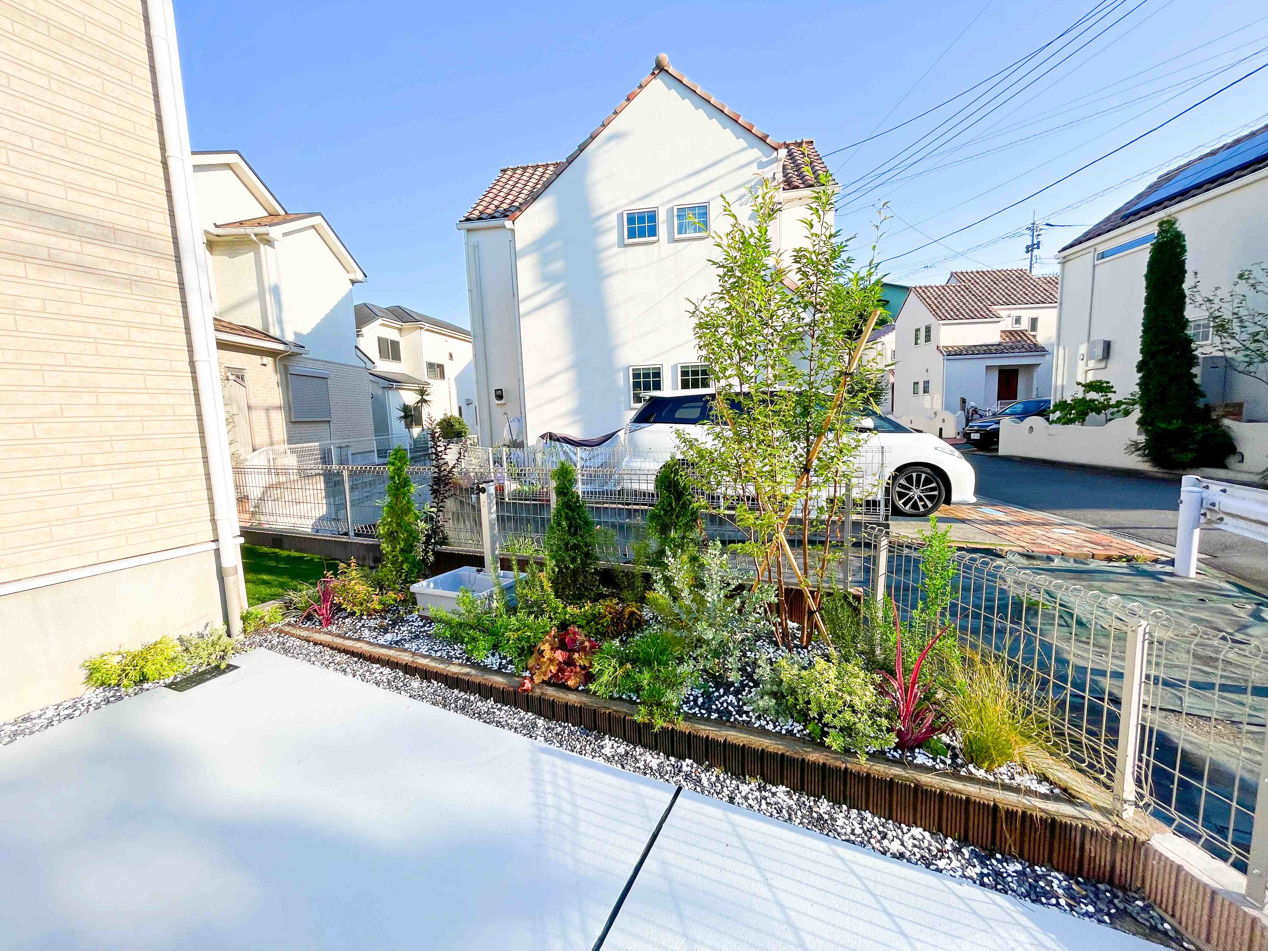 駐車場横に素敵な植栽を植えました